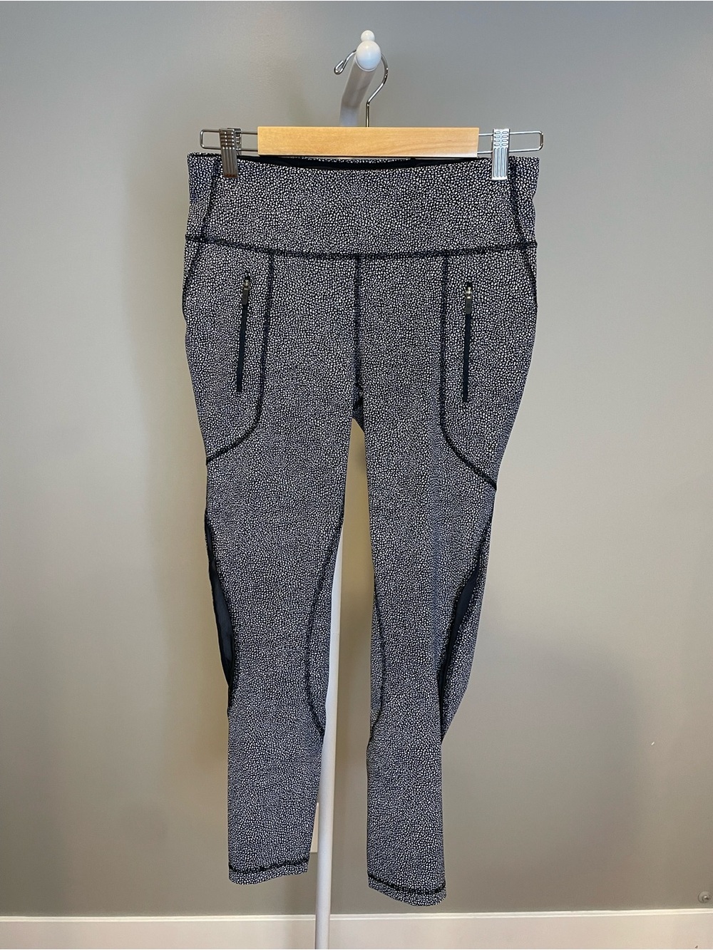 lululemon Women’s Size 8 Black & White Speckled High-Rise Zip-Pocket Leggings